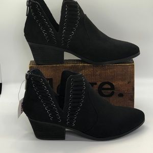 Carlos Santana "Mandi" Black Zip Ankle Bootie ~ 6